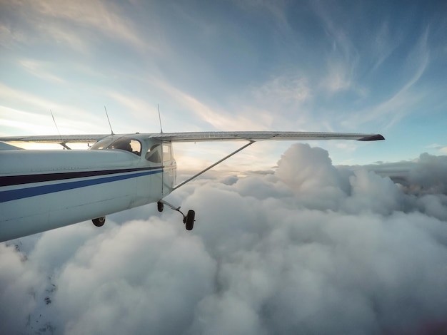 Klein vliegtuigje dat over het canadese berglandschap vliegt