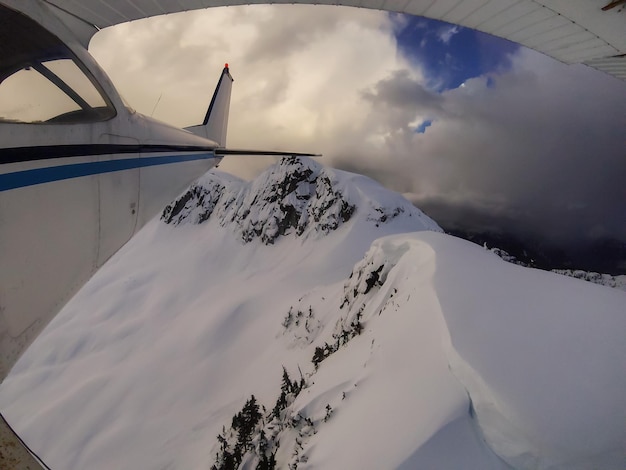 Klein vliegtuigje dat over het Canadese berglandschap vliegt