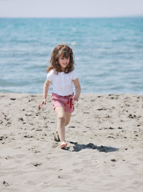 klein vrouwelijk kindportret op mooi strand