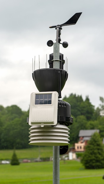 Klein weerstation op het platteland