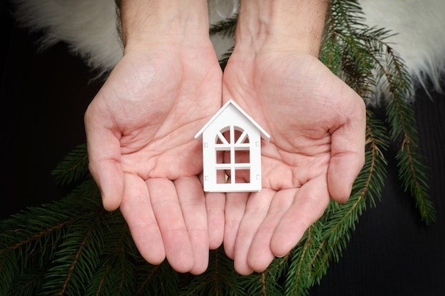 Foto klein wit huis in mensenhand