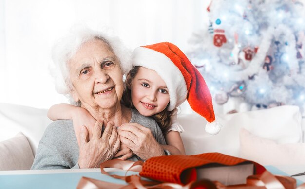 Kleindochter zit knuffelend met oma