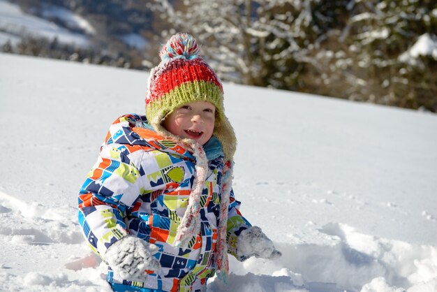 Kleine 3-jarige kind spelen in de sneeuw