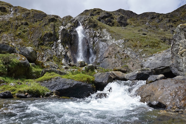 Kleine Andeswaterval van het besneeuwde groen