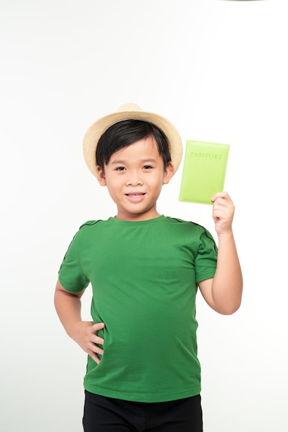 Kleine Aziatische jongen met paspoort op wit geïsoleerd