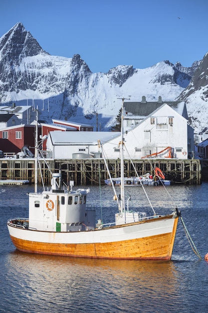 Kleine baai in de winter op Lofoten-eilandenschepen en rorbu Noorwegen