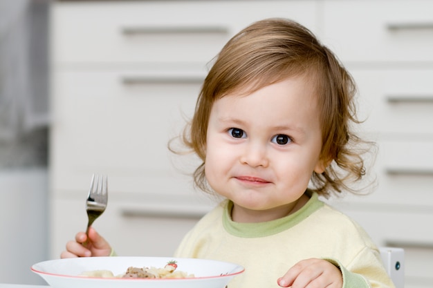 Kleine baby aan het eten.