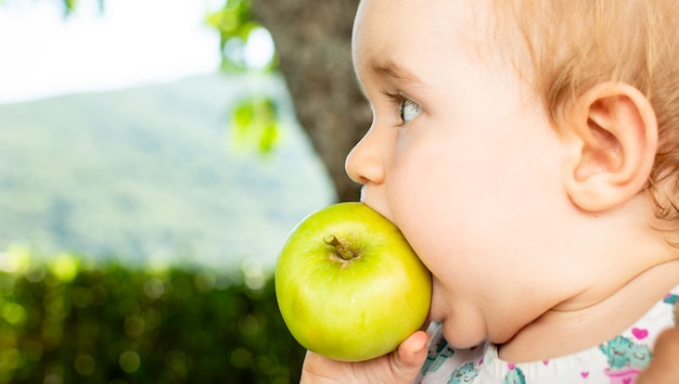 Kleine baby eet appel