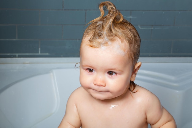 Kleine baby in bad close-up gezicht portret van lachende jongen gezondheidszorg en kinderhygiëne