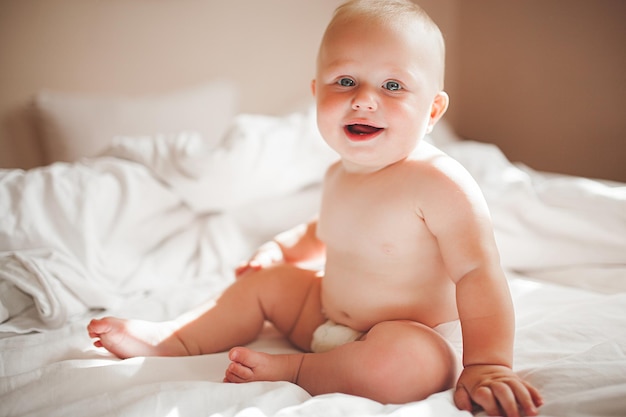 Kleine baby in de slaapkamer Kind thuis Baby binnen