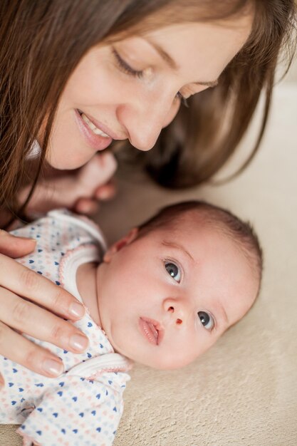 Kleine baby in moeders handen. Moederschap.