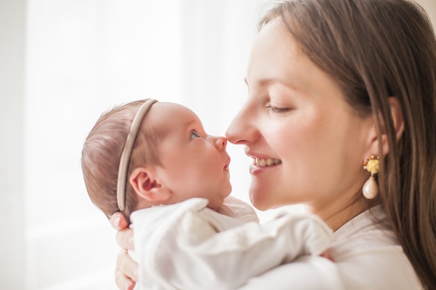 Kleine baby in moeders handen. Moederschap.