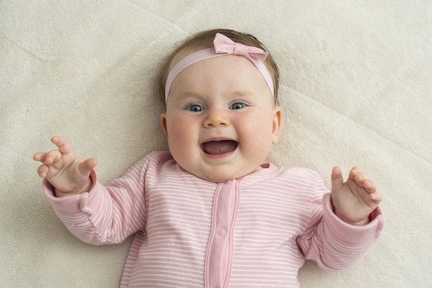 Kleine baby liggend op bed, bovenaanzicht.