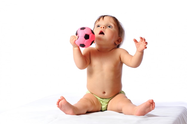 Kleine baby speelt met kleine voetbal