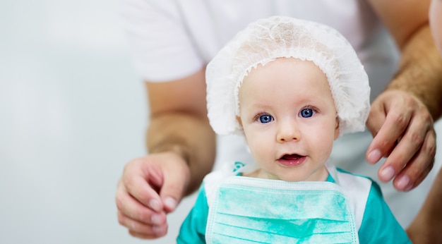 Kleine babyjongen arts. Schattige jongen portret met mooie blauwe ey