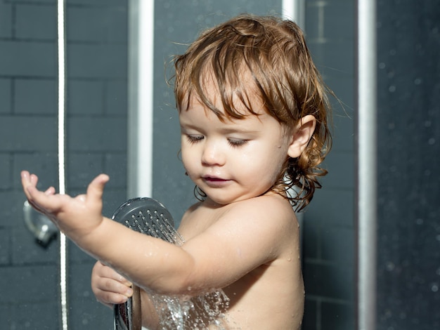 Kleine babyjongen in de douche