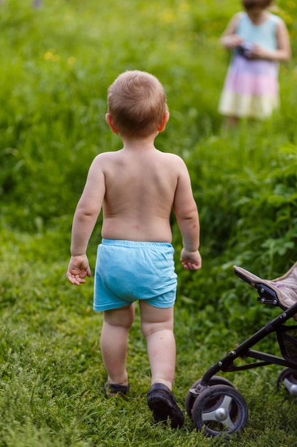 Kleine babyjongen lopen op gras