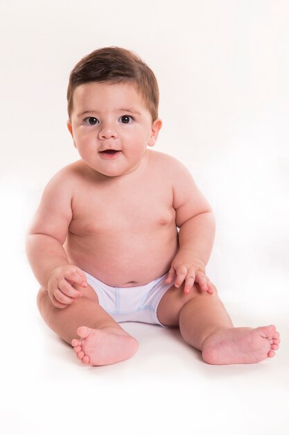 Kleine babyjongen zitten en kijken naar camera. Braziliaanse baby.