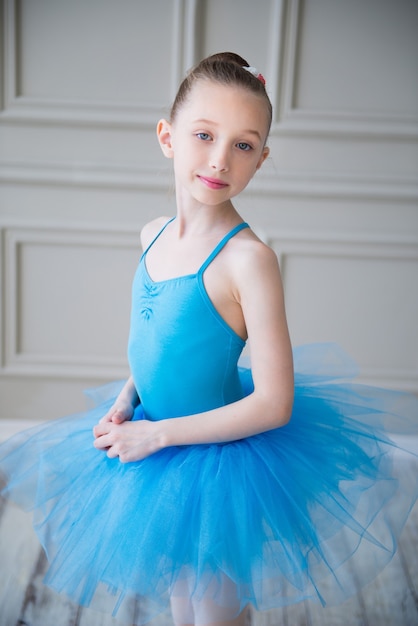 Kleine ballerina in blauw pak