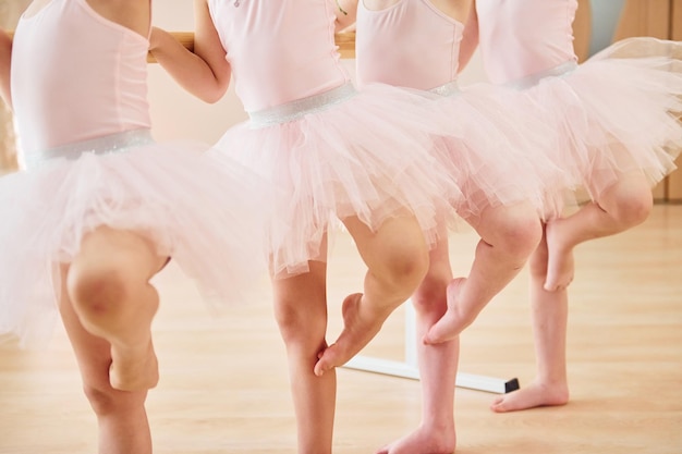 Foto kleine ballerina's bereiden zich voor op optreden door danspasjes te oefenen