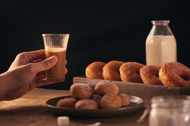 Kleine balletjes van versgebakken zelfgemaakte kwark donuts in een bord op een grijze achtergrond.