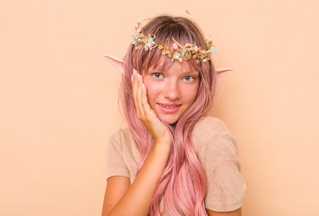 Kleine blanke elf geïsoleerd op beige achtergrond