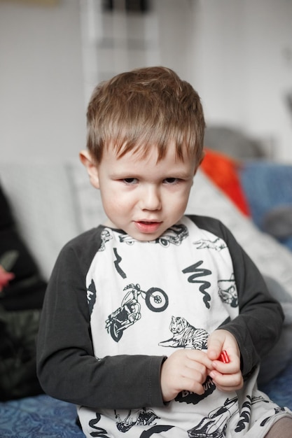 Kleine blanke jongen die naar de camera kijkt, lifestyle-fotografie thuis