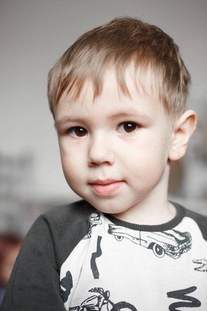 Foto kleine blanke jongen die naar de camera kijkt, lifestyle-fotografie thuis