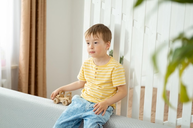 Kleine blanke jongen die tv kijkt op de bank thuis in de woonkamer kinderverslaving aan internetgadgets en tv