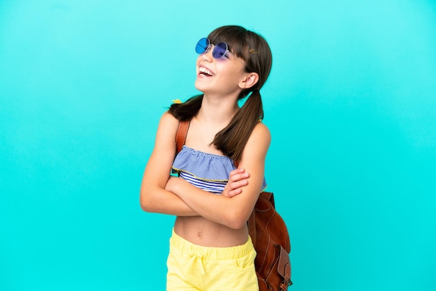 Kleine blanke jongen gaat naar het strand geïsoleerd op blauwe achtergrond gelukkig en glimlachend