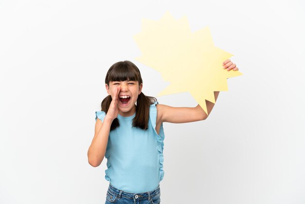 Kleine blanke jongen geïsoleerd op een witte achtergrond met een lege tekstballon en schreeuwen