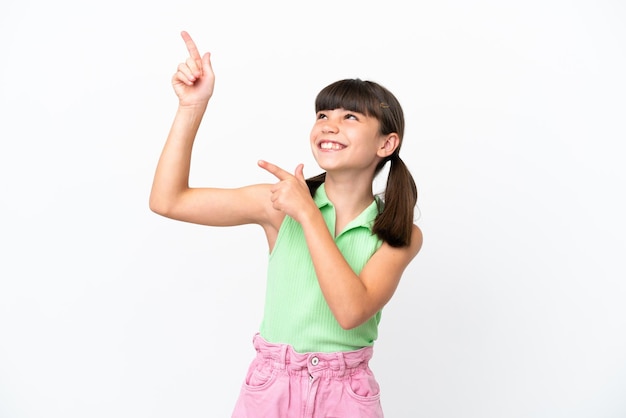 Kleine blanke jongen geïsoleerd op een witte achtergrond wijzend met de wijsvinger een geweldig idee