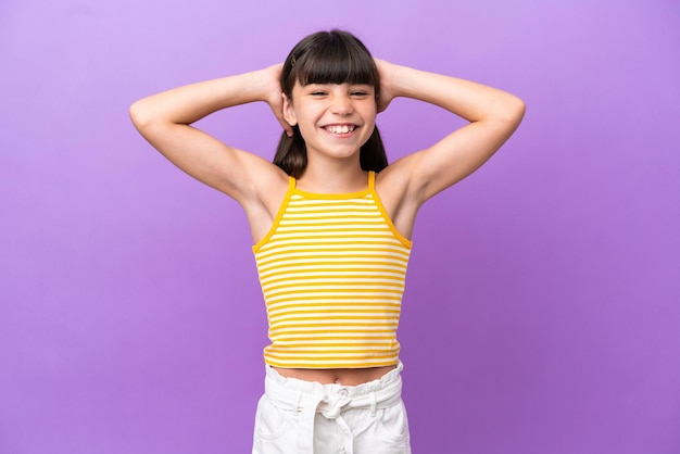 Kleine blanke jongen geïsoleerd op paarse achtergrond lachen