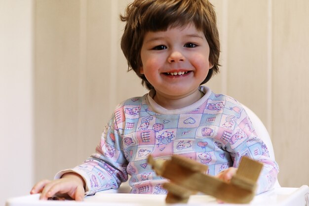 Kleine blanke jongen lacht en veel plezier witte achtergrond