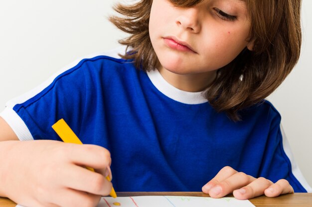 Kleine blanke jongen tekening