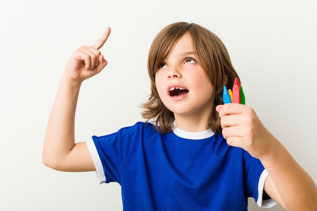 Kleine blanke jongen tekening