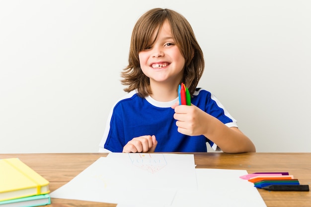 Kleine blanke jongen tekening