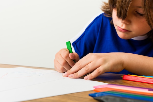 Kleine blanke jongen tekening