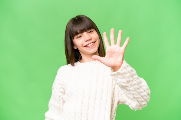 Kleine blanke meisje over een geïsoleerde achtergrond die vijf telt met haar vingers.