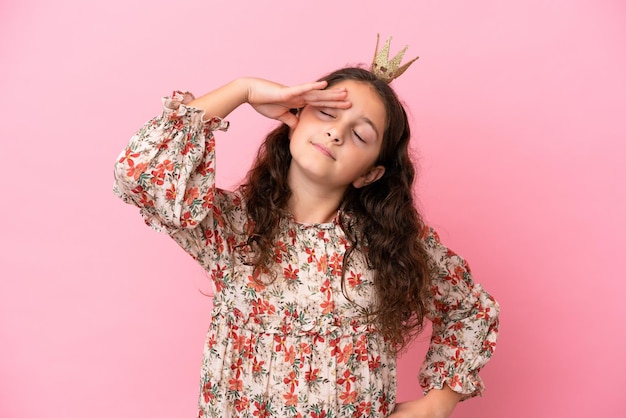 Kleine blanke prinses met kroon geïsoleerd op roze achtergrond lacht veel