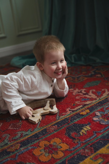 kleine blonde jongen in vintage stijl vrije ruimte voor tekst