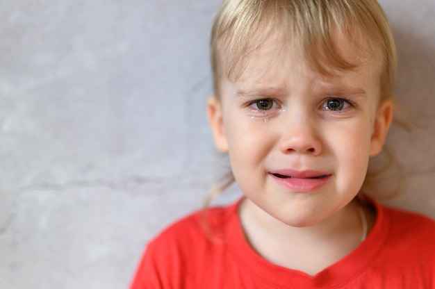 kleine blonde jongen jongen huilen