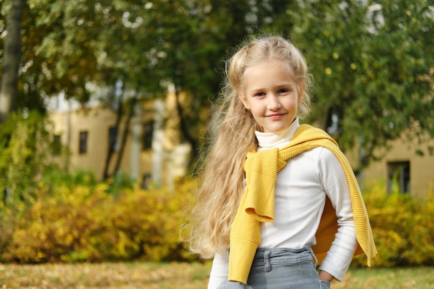 Kleine blonde preschool meisje in jeans coltrui en trui