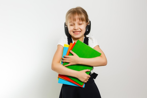 kleine blonde school meisje met rugzak tas portret geïsoleerd op een witte achtergrond