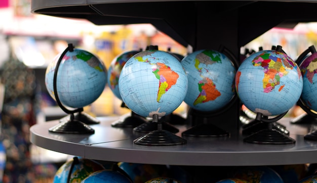 Kleine bollen op een teller in een winkel.