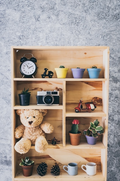 Kleine boom in kleine pot, plant decoratie in huis of op kantoor