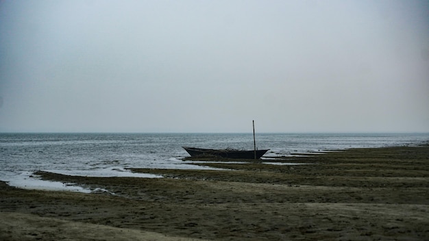 Kleine boot aan de oever van een rivier Bangladesh rivierlandschap