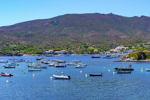 Kleine boten aangemeerd in de baai van Cadaques aan de Costa Brava Catalonië