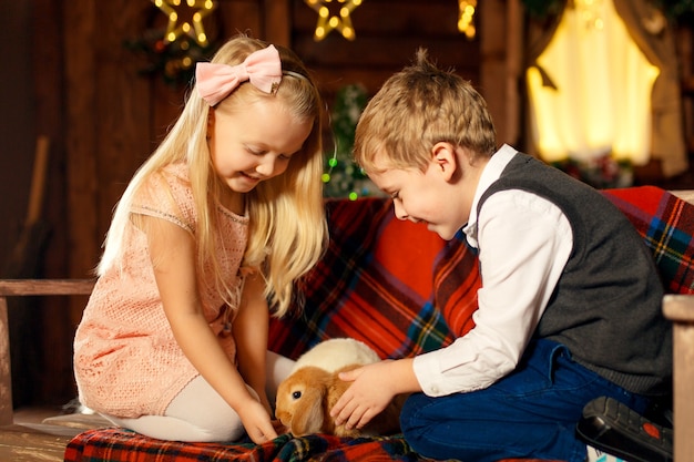 Kleine broer en zus genieten van hun kerstcadeau