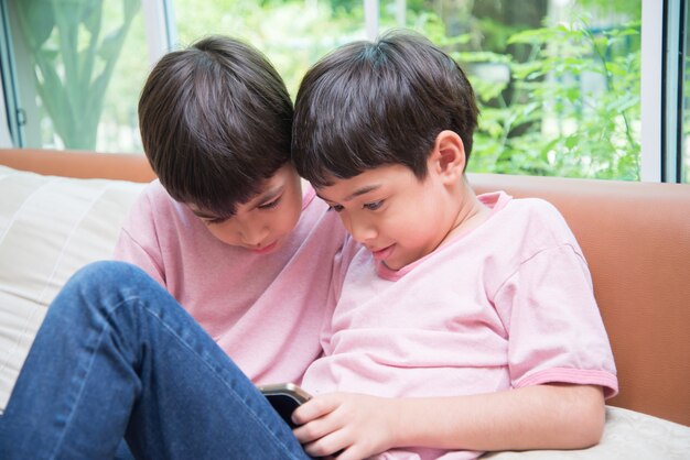 Kleine broer of zus jongen thuis tablet spelen